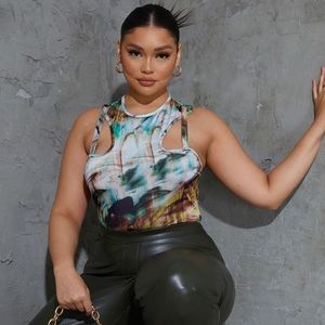 PrettyLittleThing Plus Green Marble Racer Neck Strap Detail Bodysuit